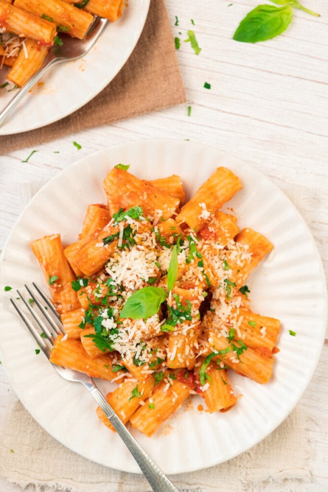 Delicious creamy tomato pasta garnished with fresh basil leaves. Perfect for a quick, flavorful dinn.