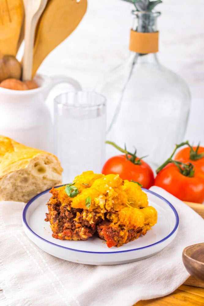 Delicious cheeseburger casserole with seasoned ground beef, melted cheese, and fresh tomatoes. Perfe.