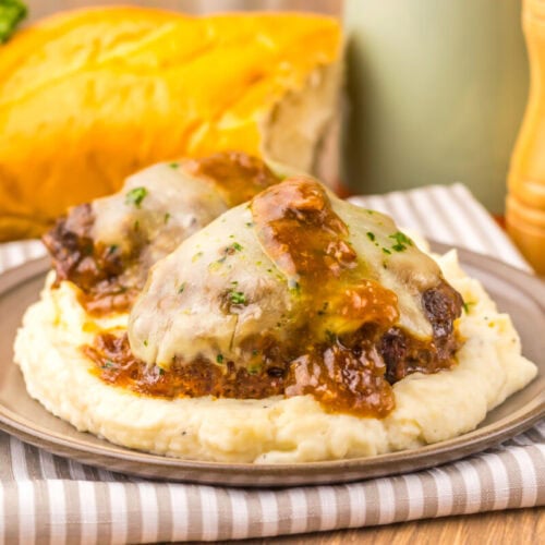 Delicious homemade shepherd's pie with seasoned ground beef, gravy, and mashed potatoes. Perfect com.